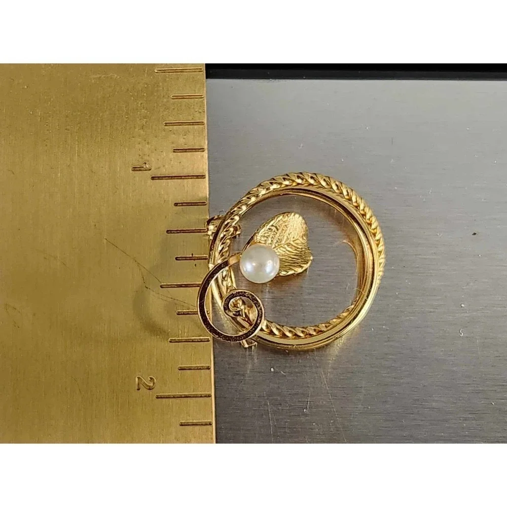 Wells 14K G.F. brooch with pearl